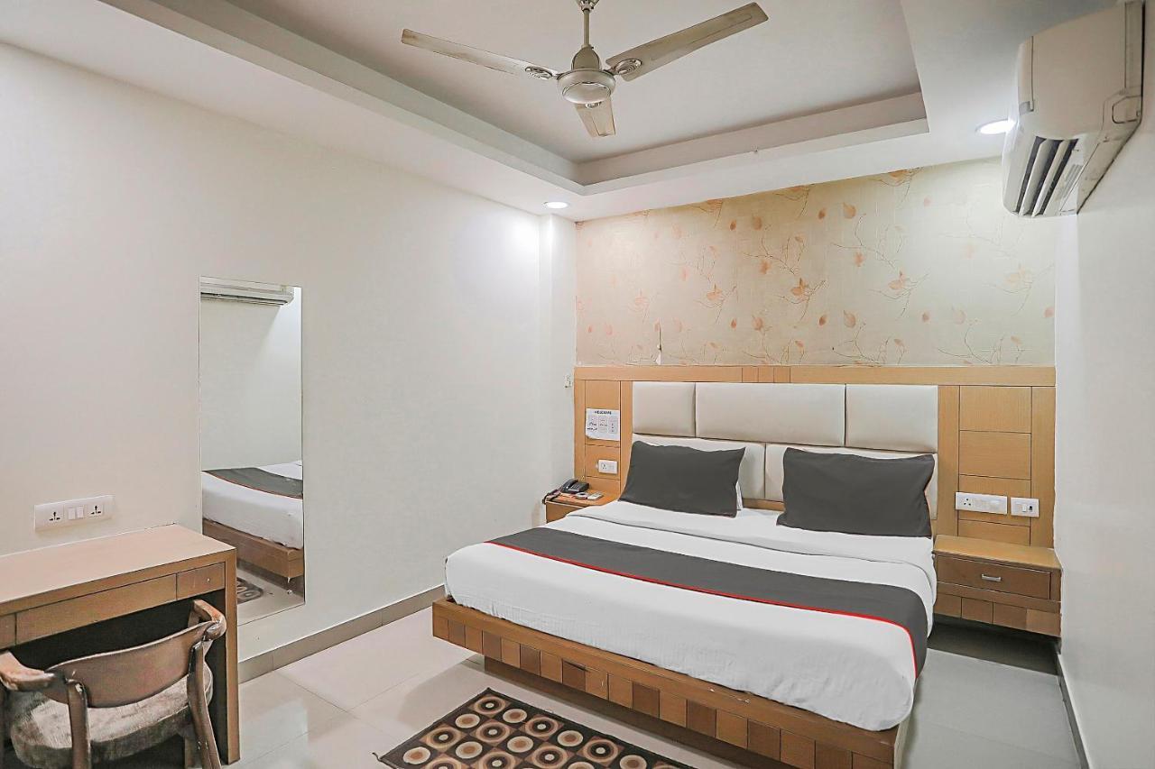 Collection O 80452 Boom Hotel New Delhi