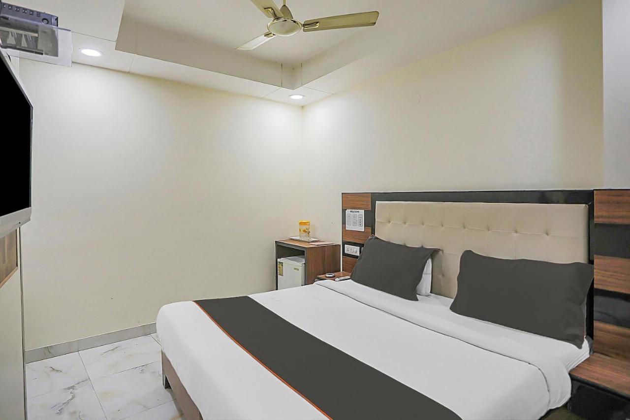 Hotel Collection O 80452 Boom 3*