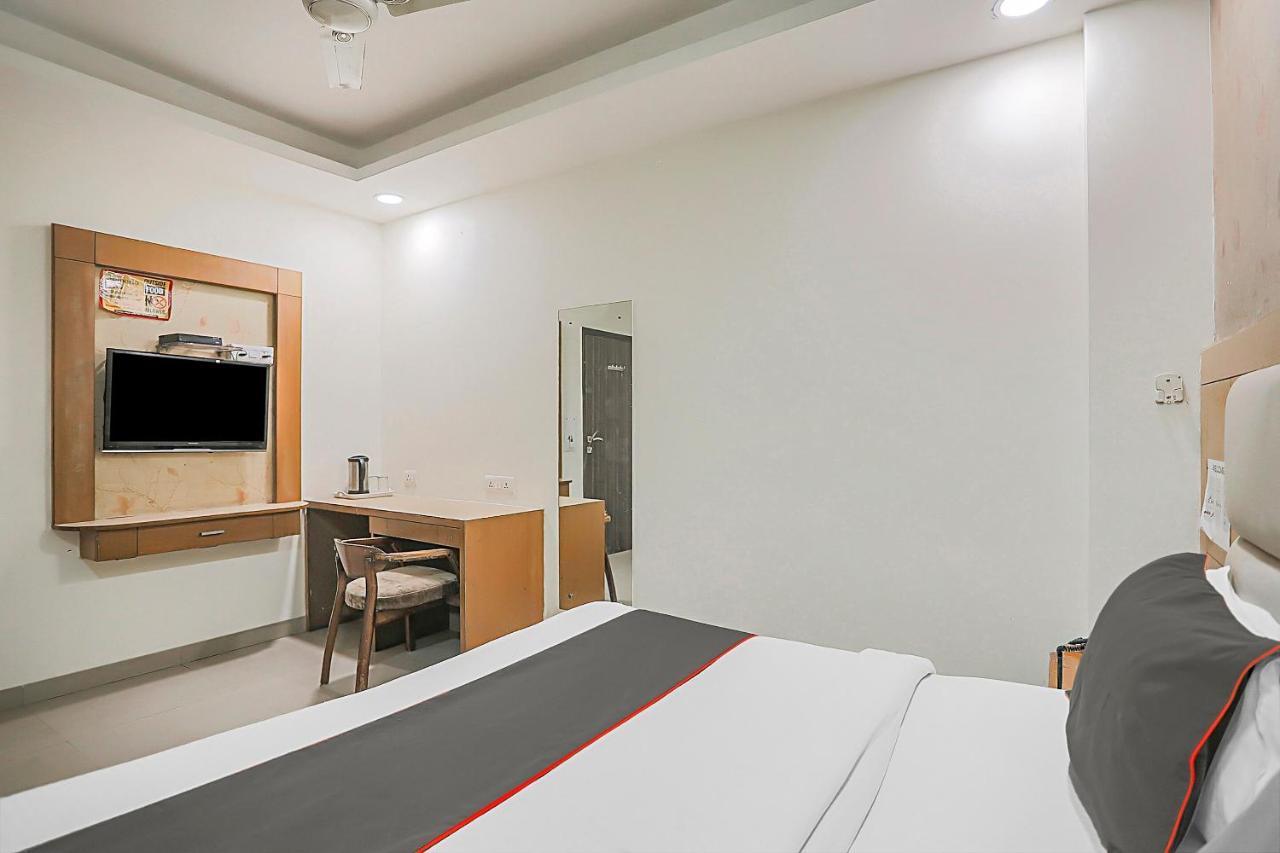 Hotel Collection O 80452 Boom